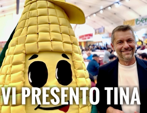 VIGASIO. E’ TINA LA POLENTINA, LA MASCOTTE DELLA FIERA DELLA POLENTA, CHE STA FACENDO IMPAZZIRE I RAGAZZINI, E NON SOLO, CON I SELFIE.